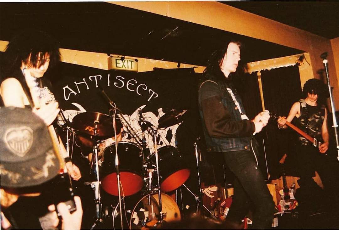 EaracheRecords's tweet photo. Early Napalm Death opening for Antisect
#napalmdeath #grindcore #antisect #punk #earacherecords https://t.co/T6LoU5OwX9