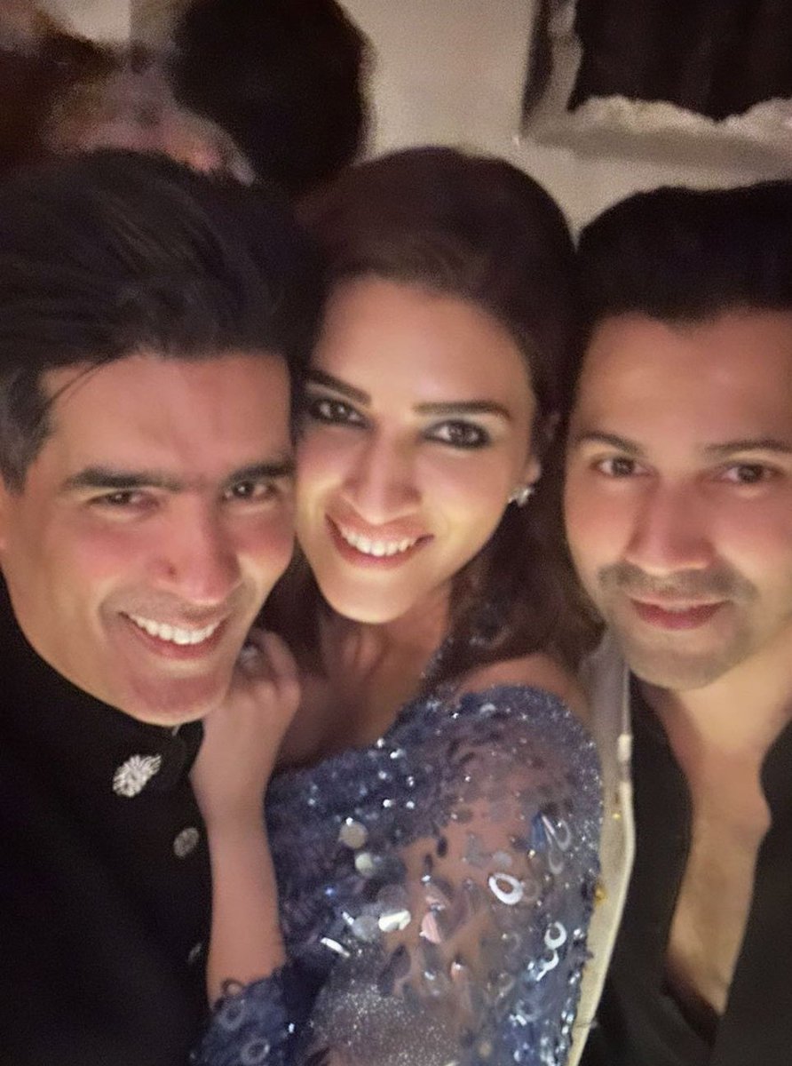 Rainberryy_'s tweet photo. . @Varun_dvn at Manish Malhotra's diwali party.

#VarunDhawan https://t.co/IWflKDxKzN