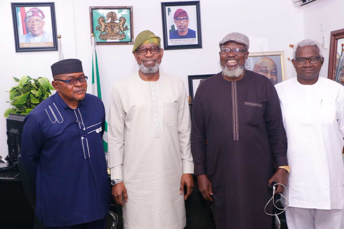 voiceofnigeria's tweet image. 💎 Dr. Oladele Alake, Nigeria&apos;s Minister of Solid Minerals Development, assures that impediments hindering smooth mining operations in the country are actively being tackled. #MiningChallenges #SolidMinerals 🇳🇬⛏️