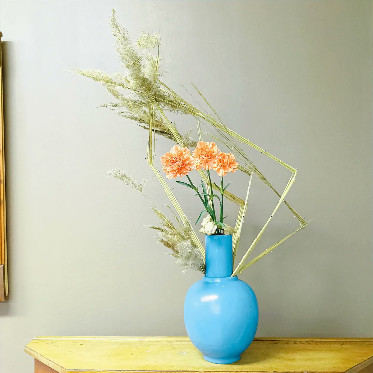 TuijaNyr's tweet photo. Viimeiset kuvat Pöllölän näyttelystä viime viikonloppuna. Tässä Tuija Nyrösen asetelmat. 
#sogetsu #ikebana #フィンランドの花 #floralartwork #asetelma #pollola23 #enimmäkseenkuivaa #blumenkunst #blomsterarrangemang #mostlydry https://t.co/PPA1142uOC