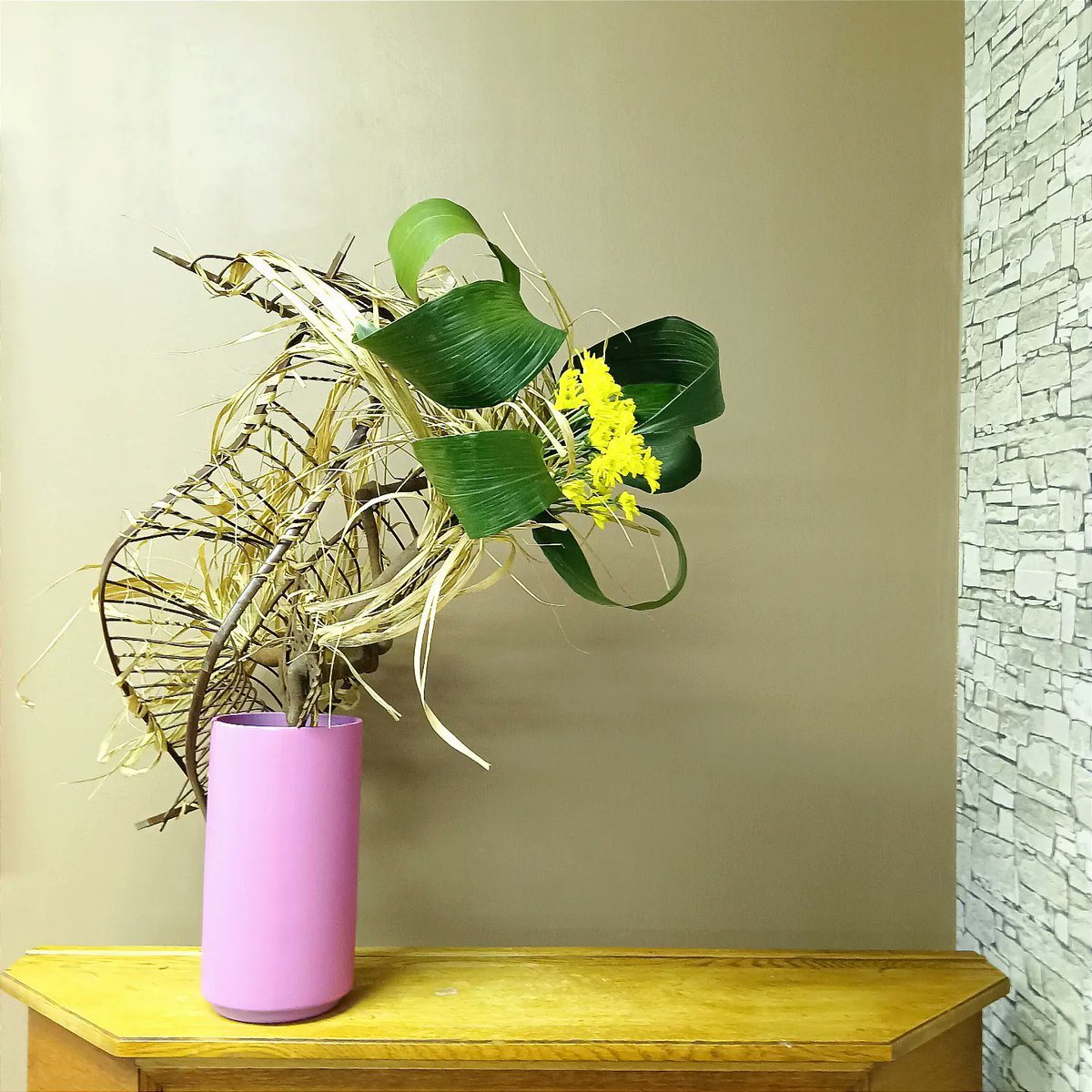TuijaNyr's tweet photo. Viimeiset kuvat Pöllölän näyttelystä viime viikonloppuna. Tässä Tuija Nyrösen asetelmat. 
#sogetsu #ikebana #フィンランドの花 #floralartwork #asetelma #pollola23 #enimmäkseenkuivaa #blumenkunst #blomsterarrangemang #mostlydry https://t.co/PPA1142uOC