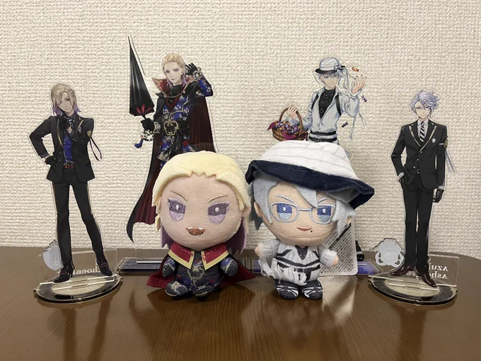 スケアリーヴィルアズ届いた〜〜〜〜〜〜〜〜〜〜 アクスタめっちゃでかい。制服アクスタより2,3回りくらいでかい。すごい