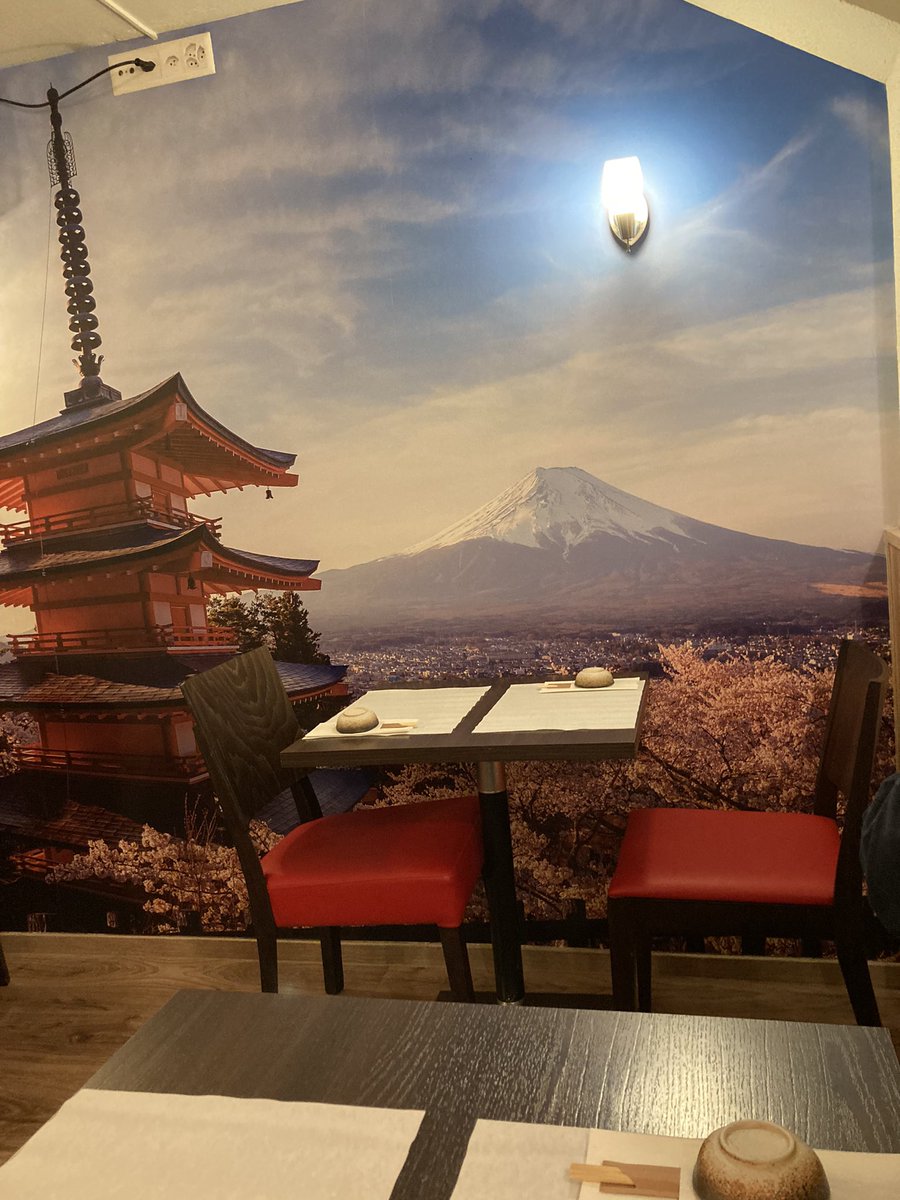 mahomelc's tweet photo. やっぱり日本人なら最期の晩餐はおすしですよね　in Switzerland https://t.co/5yGAFD6HDr