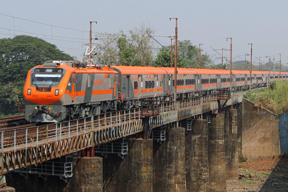 Adityajoshi2002's tweet photo. COCR Vande Sadharan trials at 130 Kmph on Western Railways from Ahmedabad to Mumbai Central, led by Wap 5 loco 35028, with 35027 Wap 5 trailing, crossing Kolak River, Vapi.

@AshwiniVaishnaw @drmbct @WesternRly @RailMinIndia 
@drmadiwr https://t.co/wKbvXpjOQ2