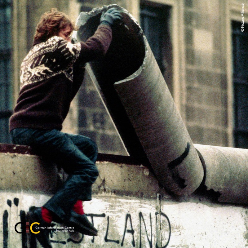 GermanyInSEAsia's tweet photo. The day that changed the world: On 9 November 1989, the #BerlinWall came down 🇩🇪
☮️ A happy turn in history, this occasion charted the path to #Germany’s #reunification.
🤝 The #FalloftheWall has since become an inspiring symbol of #friendship & overcoming division.