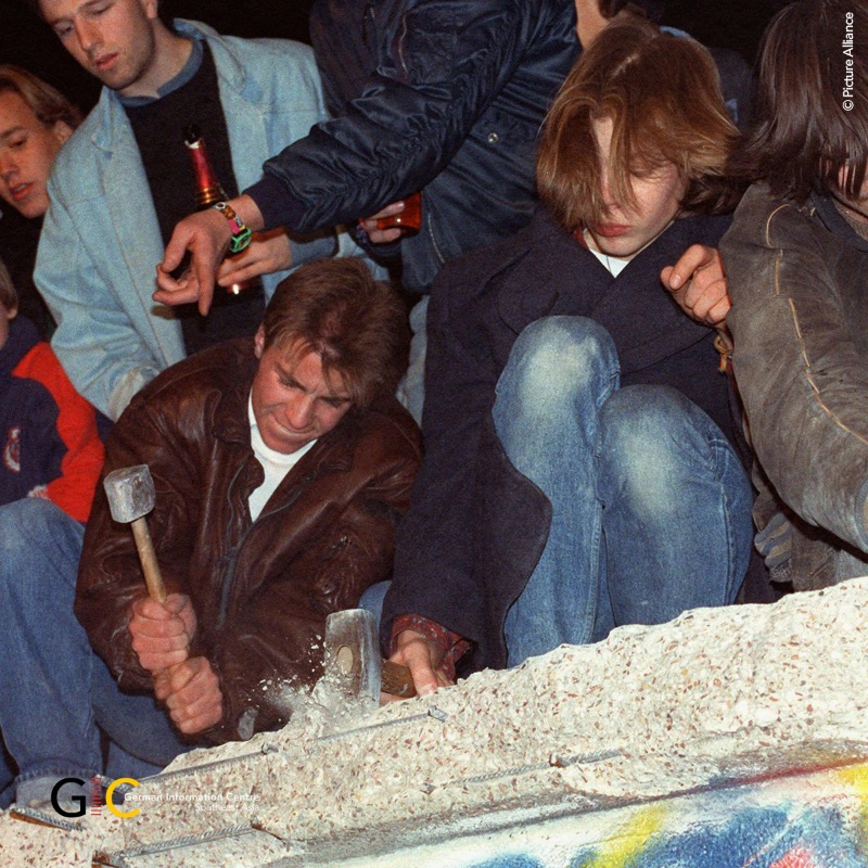 GermanyInSEAsia's tweet photo. The day that changed the world: On 9 November 1989, the #BerlinWall came down 🇩🇪
☮️ A happy turn in history, this occasion charted the path to #Germany’s #reunification.
🤝 The #FalloftheWall has since become an inspiring symbol of #friendship & overcoming division.
