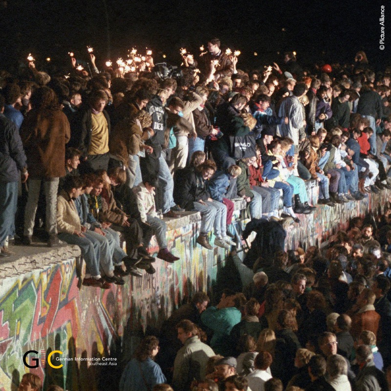 GermanyInSEAsia's tweet photo. The day that changed the world: On 9 November 1989, the #BerlinWall came down 🇩🇪
☮️ A happy turn in history, this occasion charted the path to #Germany’s #reunification.
🤝 The #FalloftheWall has since become an inspiring symbol of #friendship & overcoming division.