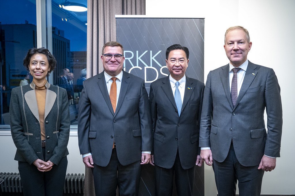“We may be small, but a strong bond of democracies can make us mightier than we could ever imagine,” concluded Minister Wu in his powerful @ICDS_Tallinn address. Though geographically distant, #Taiwan🇹🇼 & #Estonia🇪🇪 are united by our shared devotion to freedom & democracy. 📸ICDS
