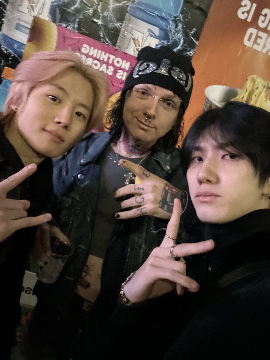 [#건우] With my bro <a href="/suecothechild/">sueco</a>

He's the one who composed our song 'MEDUSA' with d.willy,Colin Magalong &amp; Ryan S. Jhun!!!

Let's go 🔥🔥🔥

#JUSTB #저스트비 #GEONU
