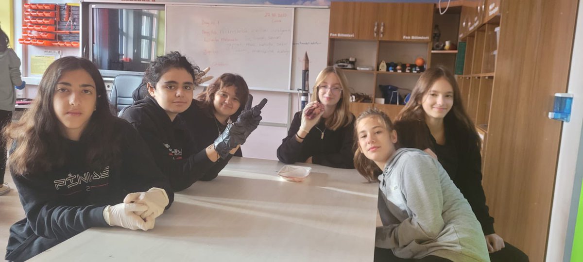 pinhasokulu's tweet photo. 6/G sınıfı Fen Bilimleri dersinde kalbi inceledi. 
#pinhas 💫
#fetemm 
#Yolculuğumuzyıldızlara 
#Başarıtesadüfdeğildir 

@ersanulusan @hete61 @ArslanerIrfan @tekirdagmem @CorluMem https://t.co/I6YgWqtKTY