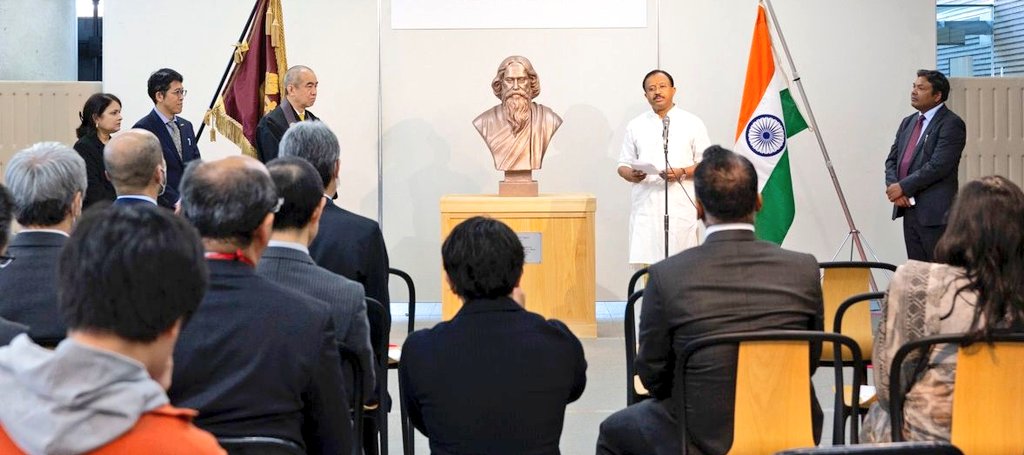 Honoured to unveil bust of great Indian poet and philosopher Gurudev Rabindranath Tagore at Otani University in Kyoto. A befitting gift from India, as next year marks 100th anniversary of Gurudev's visit to the University.