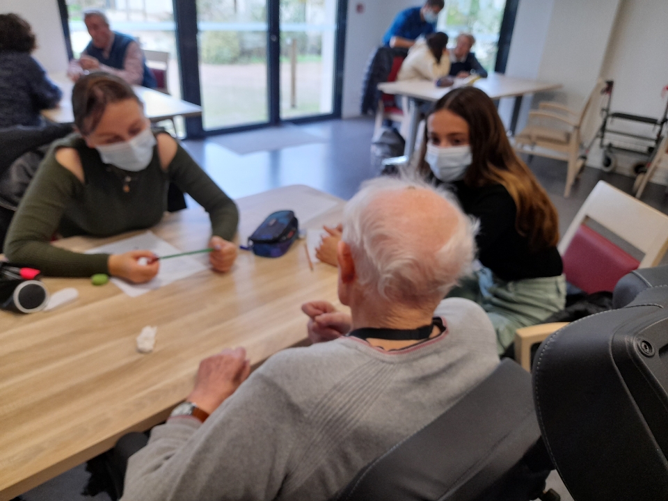 LouisMerle79's tweet photo. Troisième après-midi "à la croisée des mémoires" avec les aînés de l'EHPAD de SECONDIGNY pour une dizaines d'élèves de 3e volontaires. #partage #intergeneration #memoire cc @DSDEN79 @DeuxSevres https://t.co/HvLk3BS64d