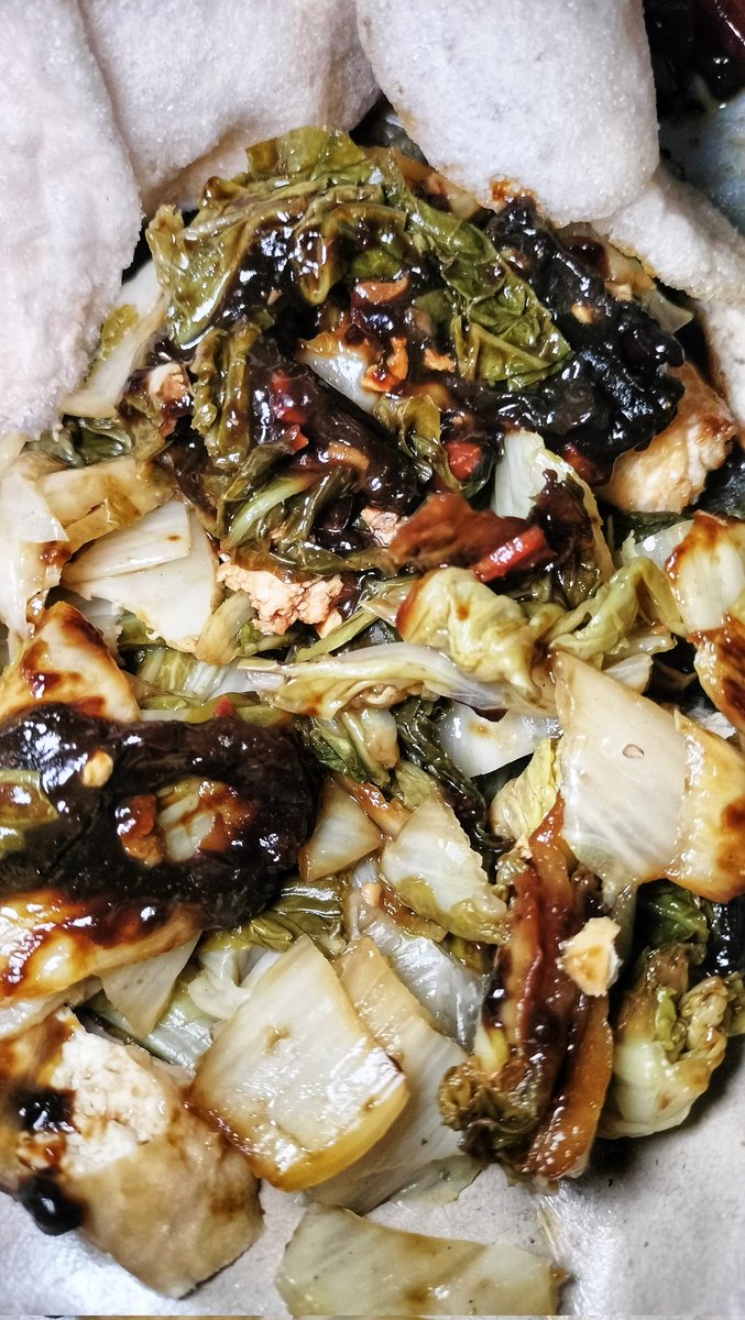 rujak satu ini unik. berisi sayur asin gagal, tahu, acar timun ala2 dan krupuk. bumbu campuran kacang, petis, baput goreng dan kecap

beli di langganan lama. ndak tau lidahku yg lebih sombong ato mmg ada perubahan rasa. rasanya gak kayak dulu
.