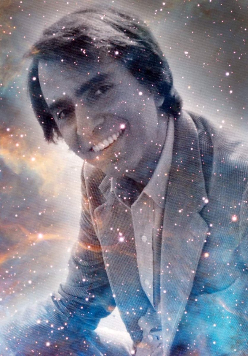 InformaCosmos's tweet photo. El día de hoy Carl Sagan cumpliría 89 años, ya no está más con nosotros, pero su voz se sigue escuchando a través de sus grandes obras. 

Fue capaz de trascender curiosidad y pasión por el Cosmos a millones de personas. El hombre que nos hizo amar las estrellas. 

«Todos somos polvo de estrellas, ¿qué piensas acerca de las estrellas?».

¡Feliz cumpleaños a donde sea que yazcan tus átomos, maestro Carl! 🎉