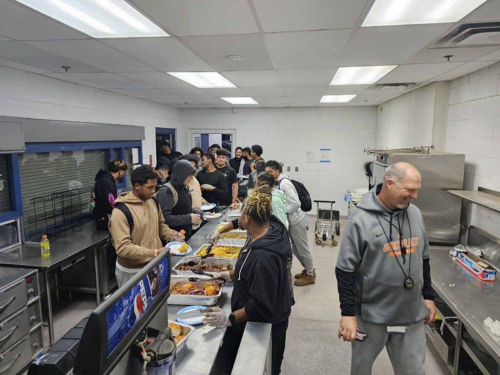 _CEBengalFball's tweet photo. Thank you Eugene Mitchell and Geneack Grilling &amp; Catering for hosting our team meal!! Delicious BBQ!!
Thank you to @Kevvysvision and former Grizzly Jaylon Johnson for taking care of us before our big playoff game!! @NBAxJay1 
#CGOG https://t.co/Bx0PB8glbw