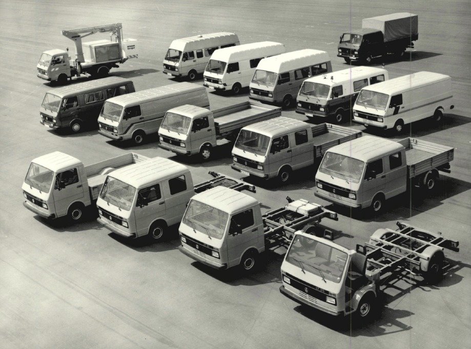 alfacevedoa's tweet image. La línea de camionetas @volkswagenmexico LT fueron las tatarabuelas de las actuales #Crafter. Su 1a gen de 1975 tenía mecánicas sencillas haciéndose famosas por su robustez y versatilidad. En la foto, la oferta a mediados de los años 80, entre las que aparece una &quot;chasis-coraza&quot;.