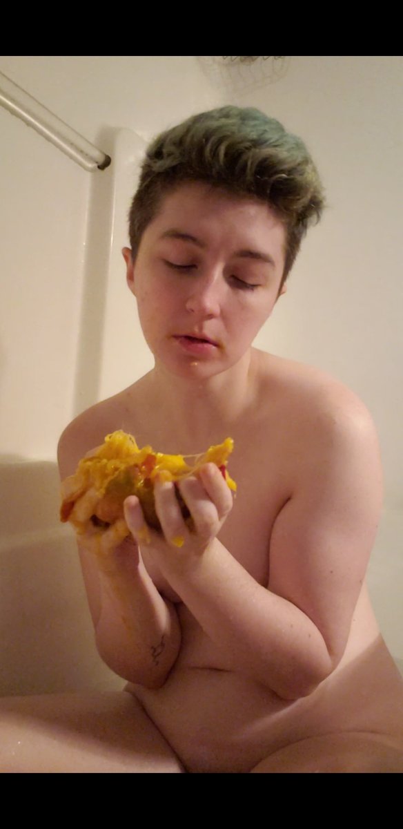 DorianDearest's tweet photo. Watch me demolish a mango  in sticky sybaritic delight https://t.co/u2au3bFxhP #muckbang #feeder #foodporn #onlyfans #contentcreator https://t.co/FrpniS6WVn