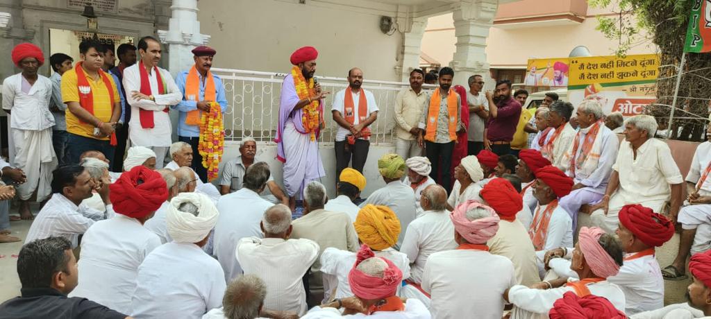 Vinod_palri's tweet photo. आज जन आर्शिवाद यात्रा के तहत सिरोही विधानसभा प्रत्याशी श्री @otaramjidewasi जी पाडिव गाँव में जन संपर्क कर देवतुल्य जनता से रूबरू होकर भाजपा के पक्ष में मतदान करने हेतु अपील की। @bjp_sirohi
@upadhyaysbjp @SureshKoBJP @BJP4Rajasthan @Rakshabhanda3Dr https://t.co/DvgyQyQbtz