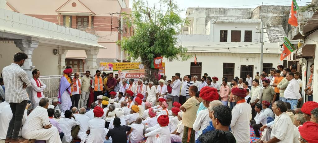Vinod_palri's tweet photo. आज जन आर्शिवाद यात्रा के तहत सिरोही विधानसभा प्रत्याशी श्री @otaramjidewasi जी पाडिव गाँव में जन संपर्क कर देवतुल्य जनता से रूबरू होकर भाजपा के पक्ष में मतदान करने हेतु अपील की। @bjp_sirohi
@upadhyaysbjp @SureshKoBJP @BJP4Rajasthan @Rakshabhanda3Dr https://t.co/DvgyQyQbtz