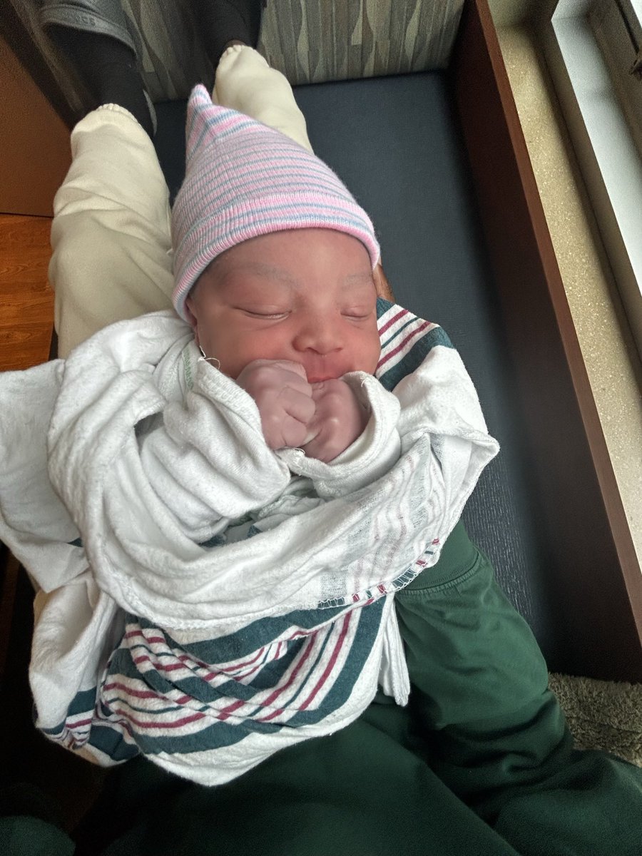 __CallMeJT's tweet photo. Jahcari Zy’aire💙🤞🏾 it’s yo world son 👶🏾🌍 https://t.co/uapMltCsz3