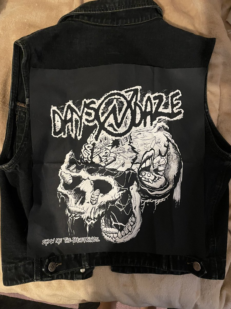 ALWAYSXCL0UDY's tweet photo. Back patch is gonna get sewn on my vest this weekend !!!
#diypunk #crustpunk #daysndaze https://t.co/1moVS2eNIH