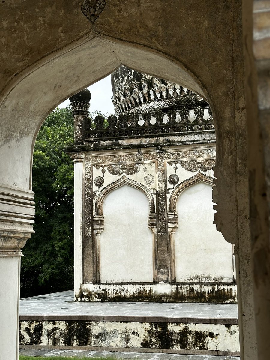 ma_katikati's tweet photo. The stucco marvels of #qutubshahitombs . Please visit if you haven’t! #hyderabad https://t.co/8h6wXxNgdb