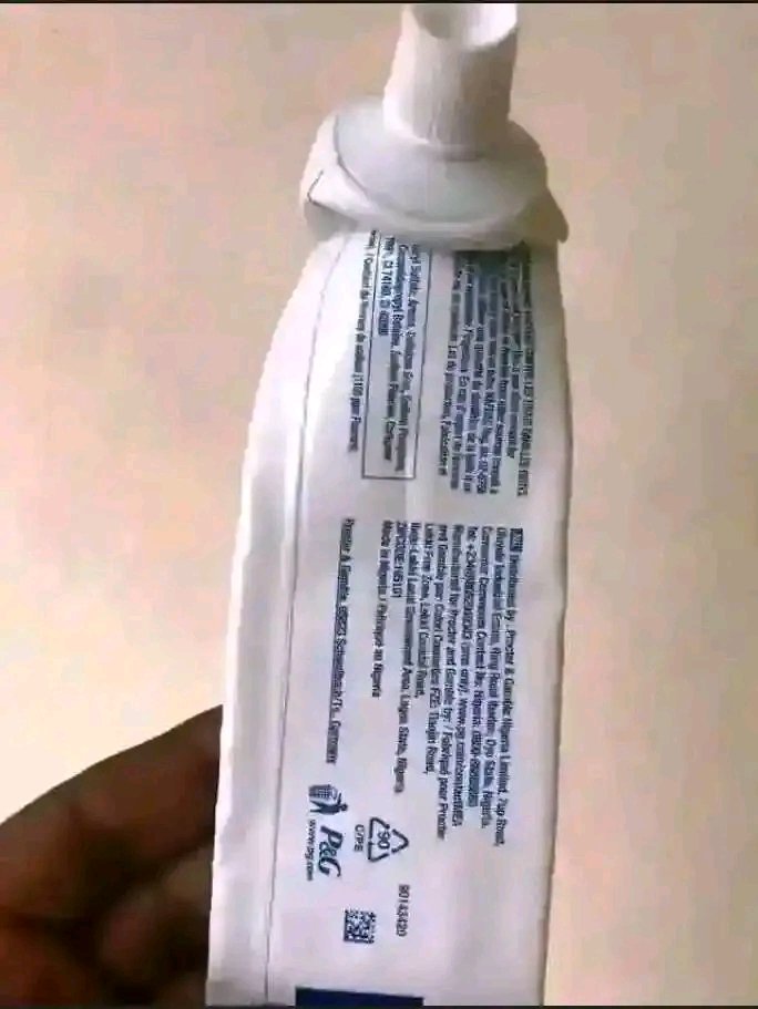 sampizo4's tweet photo. Rich man pickin go think say this paste don finish 😂😂
Na lie o 😒 na to just put water inside and shake it and start using it again 
Country too soft 😂😅

#deprem https://t.co/j6gjiVVpr0