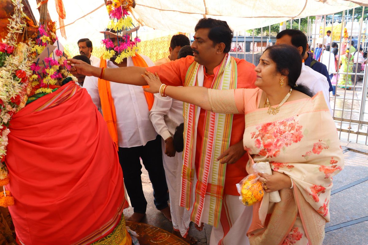 PMuralidharRao's tweet photo. गोदावरी हाराथी यात्रा के दौरान मेदाराम में स्थित सम्मक्का सरलम्मा मंदिर में दर्शन कर माता के पूजन अर्चन का सौभाग्य मिला। हाराथी में माँ गोदावरी से इस क्षेत्र के उज्जवल भविष्य की कामना की। 

इस कार्यक्रम में श्री सुनील राव, श्री जडी वेंकट, श्री पापाराव, श्री सुरेंद्र और अन्य सम्माननीय साथियों का उपस्थिति रही।