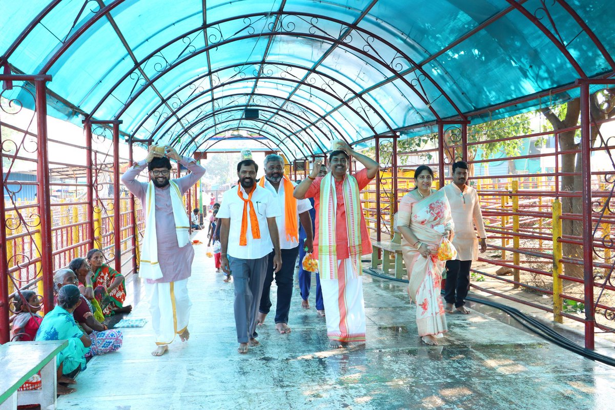 PMuralidharRao's tweet photo. गोदावरी हाराथी यात्रा के दौरान मेदाराम में स्थित सम्मक्का सरलम्मा मंदिर में दर्शन कर माता के पूजन अर्चन का सौभाग्य मिला। हाराथी में माँ गोदावरी से इस क्षेत्र के उज्जवल भविष्य की कामना की। 

इस कार्यक्रम में श्री सुनील राव, श्री जडी वेंकट, श्री पापाराव, श्री सुरेंद्र और अन्य सम्माननीय साथियों का उपस्थिति रही।