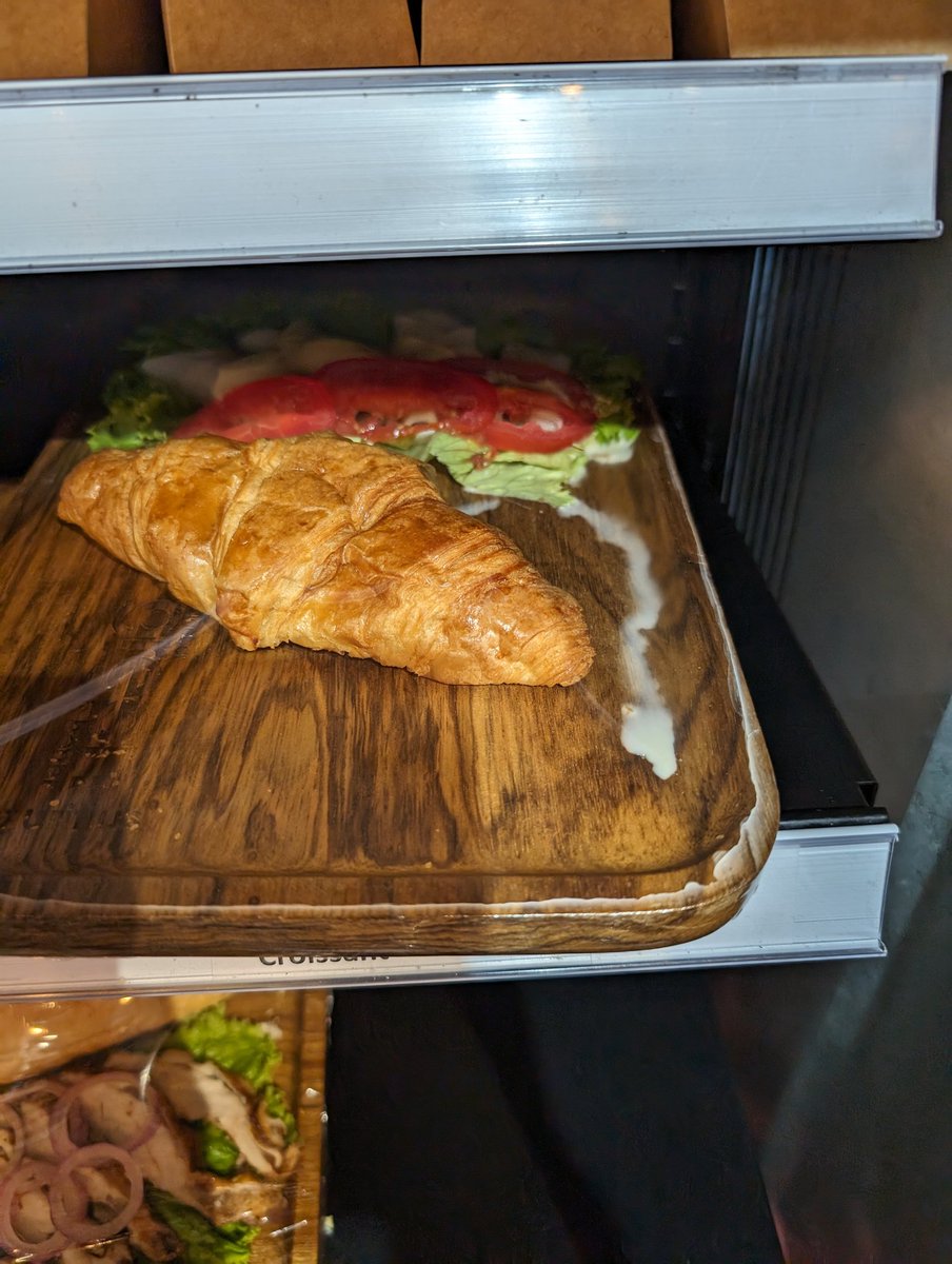 ryanjk's tweet photo. @Ells85 @British_Airways Food offering courtesy of @British_Airways following a night sleeping on a floor because of their faulty aircraft #RunwayNotRunOff https://t.co/1rOQ1iMINA