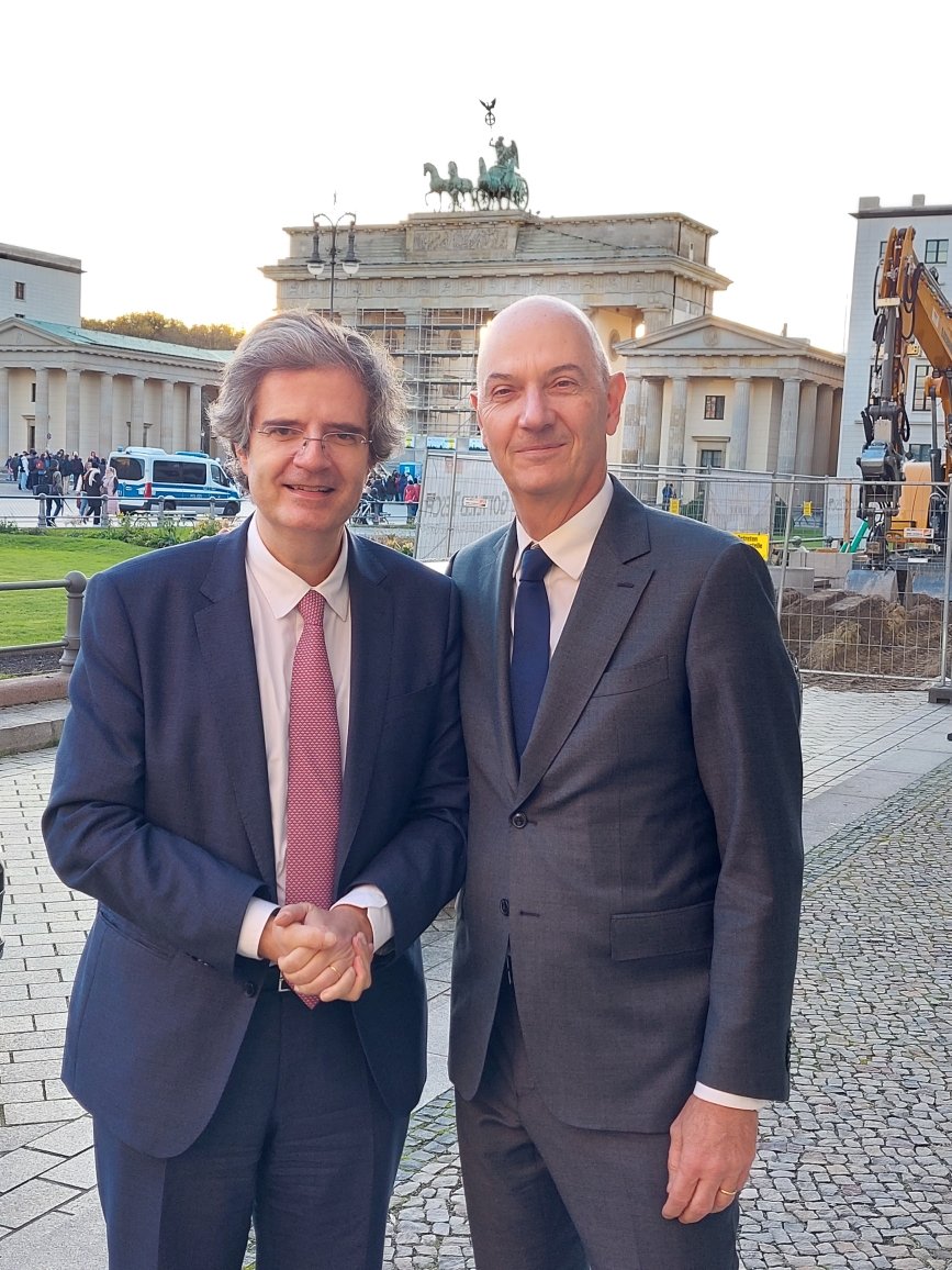 Amb_Delattre's tweet photo. Très heureux d'accueillir à Berlin notre ministre de l'Industrie @RolandLescure pour l'inauguration, avec le Chancelier Scholz, d'une usine d'électrolyseurs réalisée par une joint venture entre @airliquidegroup et @Siemens_Energy. Une belle illustration du partenariat 🇫🇷-🇩🇪 ! https://t.co/qwYVRKOS7B