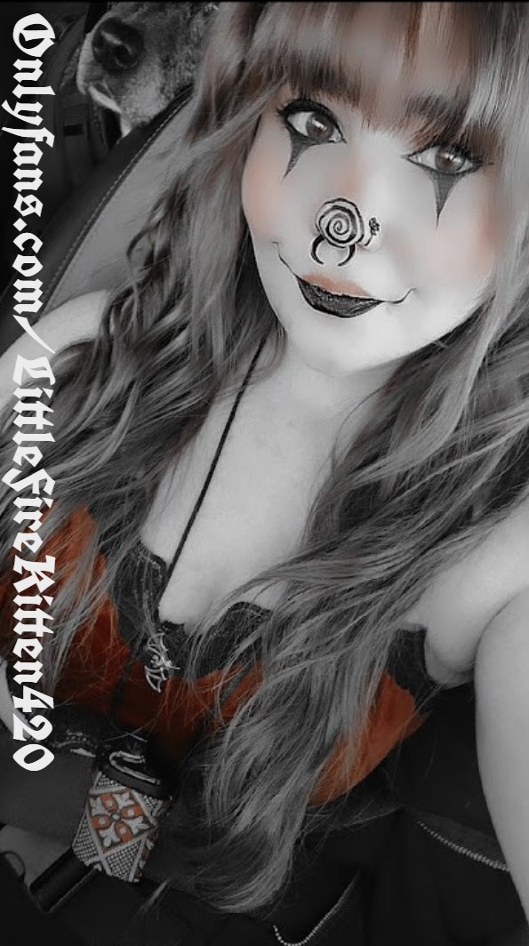 FireKitten420's tweet photo. Bet you can't tell if I'm a nice clown or a naughty clown. 
#onlyfans #clowngirl #clowncore #brunette #gothgirl #brat #kinky #babygirl #fetish #makeup #findom #findommebrat #findomqueen #shortgirl #thick #goth #clown #TrendingHot #financialdomination #princess #clownqueen https://t.co/3kwvqzaFzt