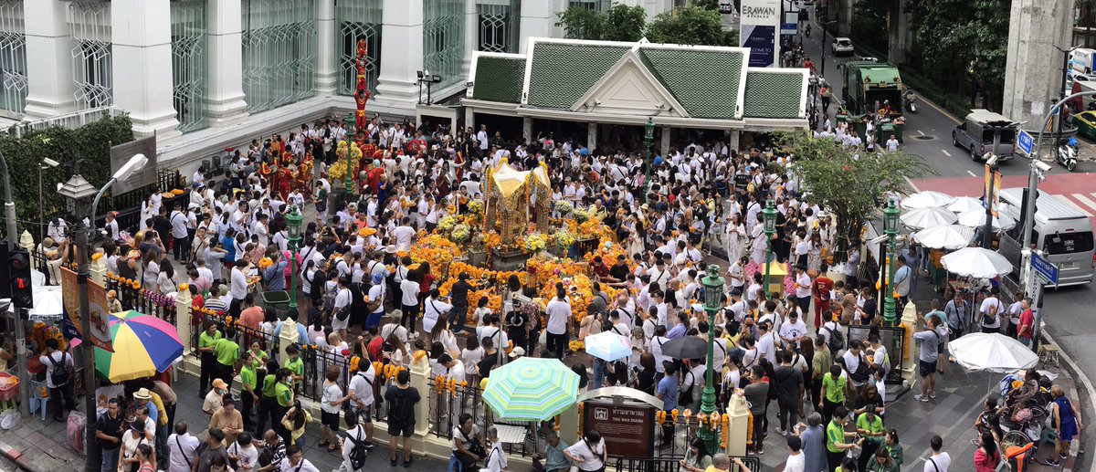 eeyore9775's tweet photo. #วันเกิดพระพรหม
ครบรอบ 67  ปี 

📍บริเวณ แยกราชประสงค์ มีประชาชนจำนวนมาก เดินทางมาสักการะศาลพระพรหมเอราวัณ 

.
 " 9 พฤศจิกายน “ ของทุกปี เป็นวันสักการะประจำปีของพระพรหมเอราวัณ หรือที่เรียกกั��ว่า “วันเกิดพระพรหม”

@js100radio https://t.co/YlFLJGI4OA
