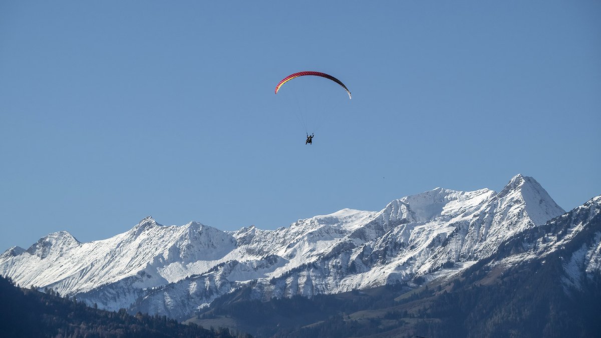 Joerg_Niederer's tweet photo. In Interlaken fliegen Touristen von den Bergen und lassen sich gerne hängen. Im Tandemflug am Gleitschirm erleben sie die Welt aus der Vogelperspektive.
https://t.co/rL123m4PxY
#emkstgallen #Methodisten #Gleitschirm #Interlaken #Fliegen #Harder #Niesen #Tandemflug #Abenteuer https://t.co/WA0D2AG7nM