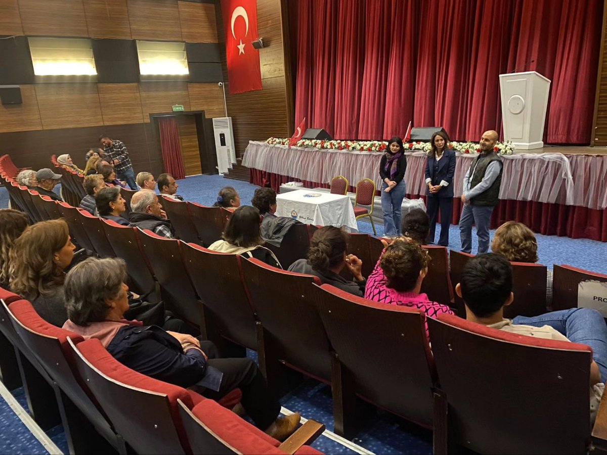 mor_patika's tweet photo. 📍ANKARA/GÖLBAŞI

Dün Gölbaşı Mehmet Akif Ersoy Kültür Merkezi'nde Can Adiloğlu tarafından yönetilen Metamazon belgeseli gösterimine katılım sağladık. Meme kanserine ve kadın bedenine ilişkin soruları cevaplandırdık. Sağlık hakkı için kadınlar burada! @Metamazon_Tr @golbasichp https://t.co/tWQ7T0MOIt