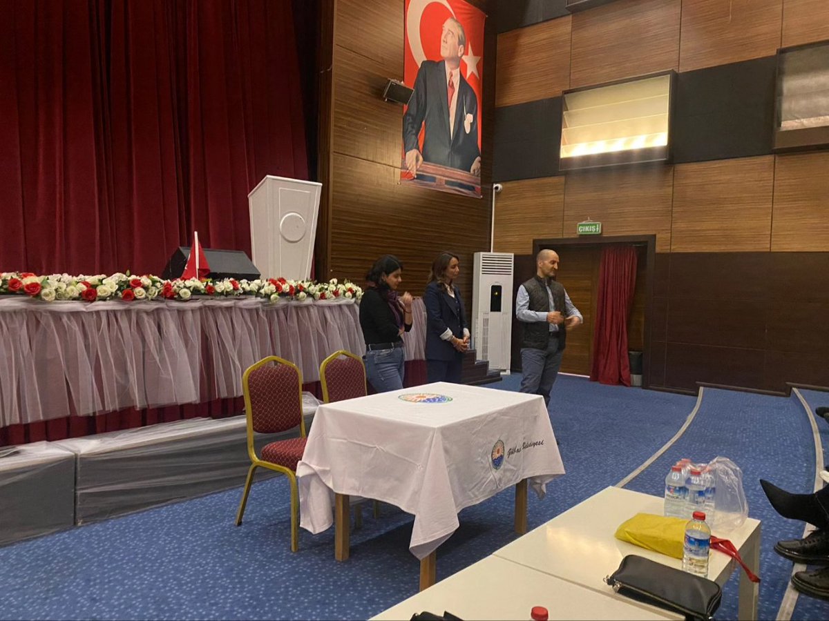 mor_patika's tweet photo. 📍ANKARA/GÖLBAŞI

Dün Gölbaşı Mehmet Akif Ersoy Kültür Merkezi'nde Can Adiloğlu tarafından yönetilen Metamazon belgeseli gösterimine katılım sağladık. Meme kanserine ve kadın bedenine ilişkin soruları cevaplandırdık. Sağlık hakkı için kadınlar burada! @Metamazon_Tr @golbasichp https://t.co/tWQ7T0MOIt