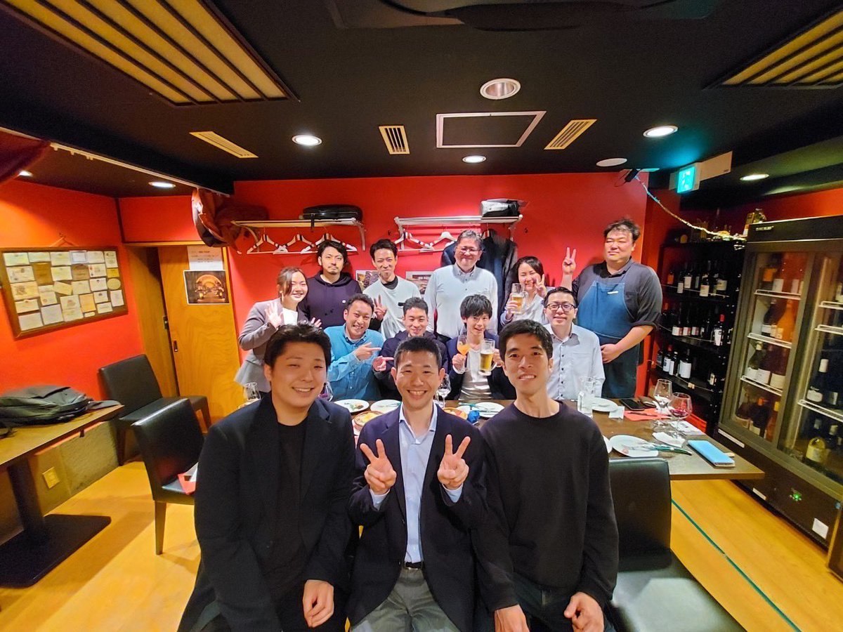 kaimin_dormir's tweet photo. 昨日は神田ワイン会🍷色んな業界の方とアレコレお話☺️
勉強になる話や面白い話をたくさん聞かせて頂けました✨
集合写真、なぜか真前でピースしてるのが僕…なんか3人の送別会みたいになってるね🤣(笑)

#異業種交流
#神田グルメ
#神田ワイン  
#ワイン食堂
#GODDEN https://t.co/GC38GJmp3w