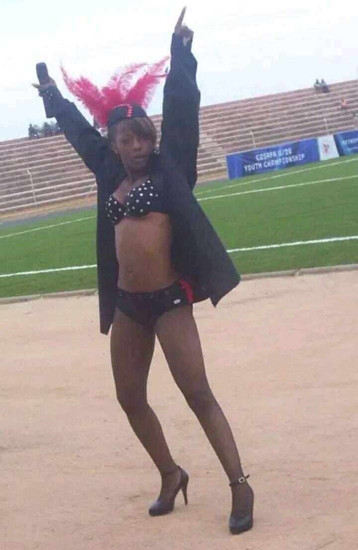 AdvoBarryRoux's tweet photo. Kelly khumalo ka 2007 Thulamahashe stadium. https://t.co/Ax6JVimxmM