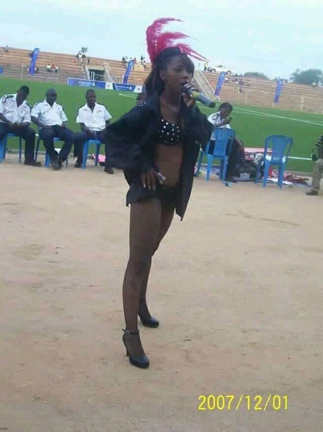 AdvoBarryRoux's tweet photo. Kelly khumalo ka 2007 Thulamahashe stadium. https://t.co/Ax6JVimxmM