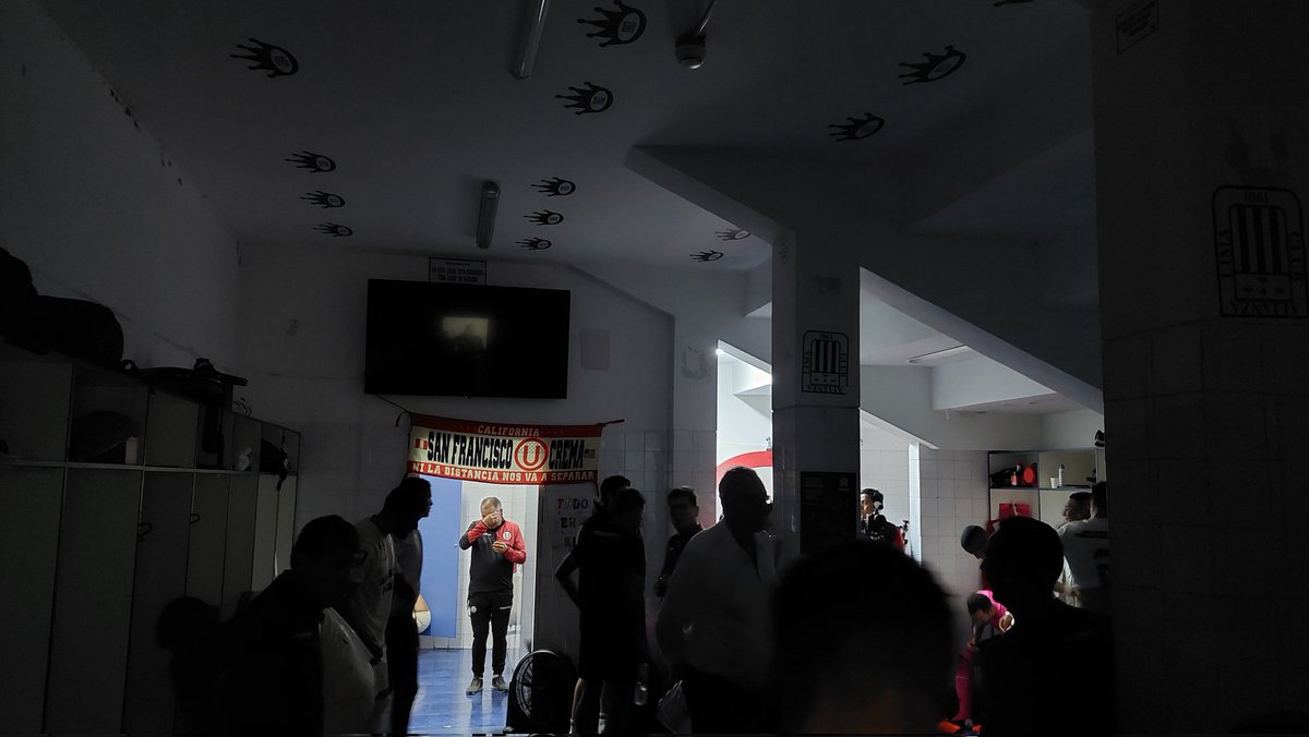 ImparatoVelazco's tweet photo. Apagaron la luz del estadio y también del camerino antes y después del partido. Igual dimos la vuelta en Matute, otra vez, como le corresponde al más campeón @Universitario https://t.co/xOA9FxsKq9