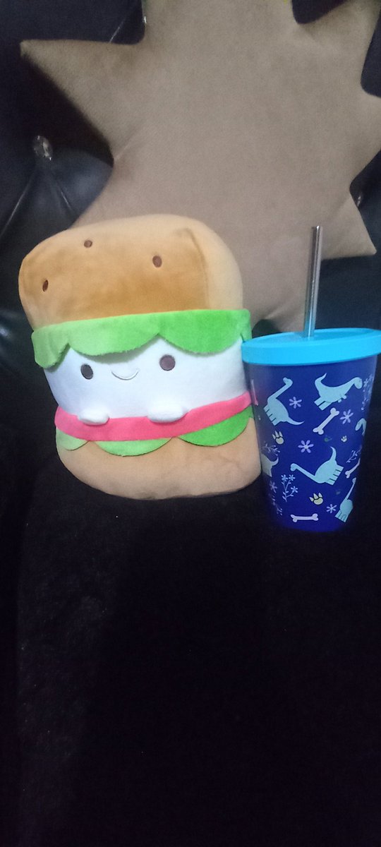 SweetShullo's tweet photo. @iFHOX_ Graciaaaaas Ifhox, se tqm. Mira lo que me regalo mi novia. https://t.co/AIz2bxVYAQ