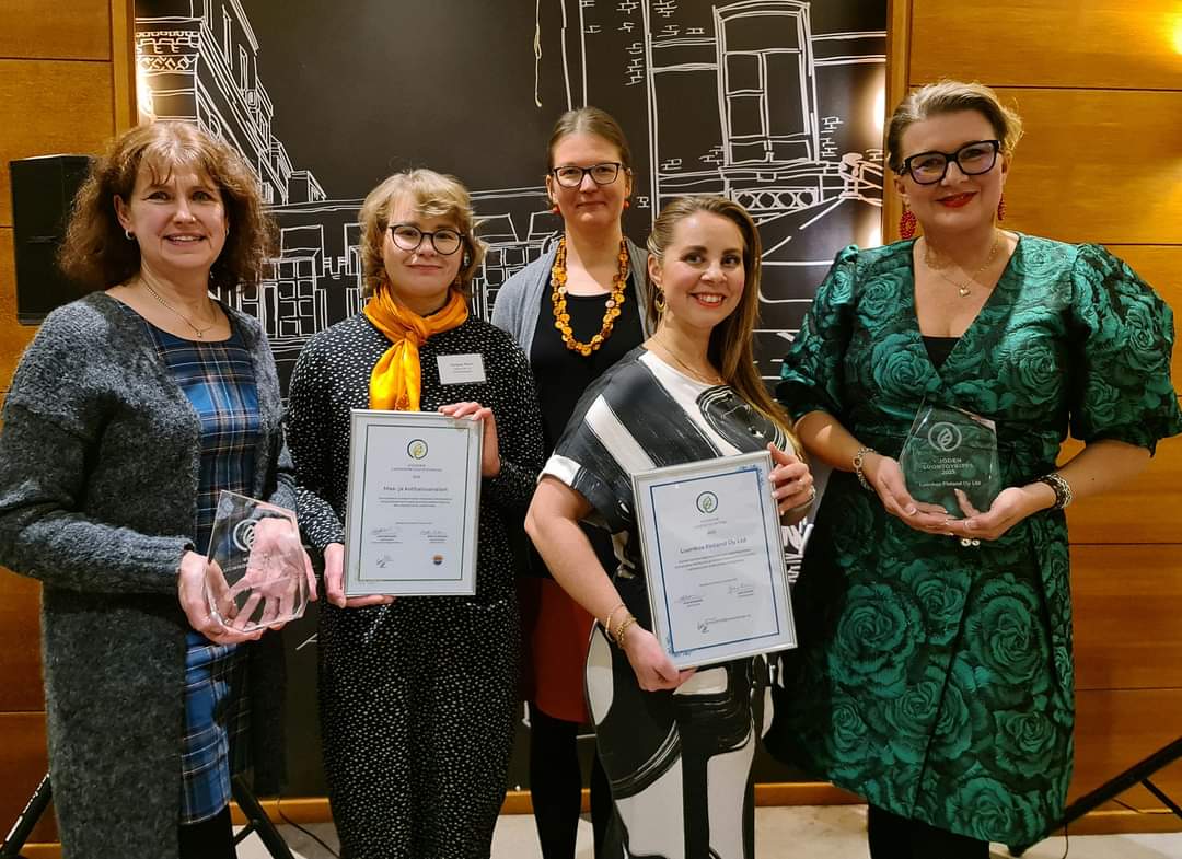 Makineste's tweet photo. Vuoden luonnontuotetoimija -tunnustus Maa-ja kotitalousnaisille ❤. Vuoden luontoyritys on puolestaan Luonkos. Paljon Onnea! @maajakotitalous #MKNMaisema #MKNYritys #maajakotitalous #luonkos #MKN90 @naisjarjestot #luonnontuotetoimija #luonnontuote https://t.co/kCk5qLcuGi
