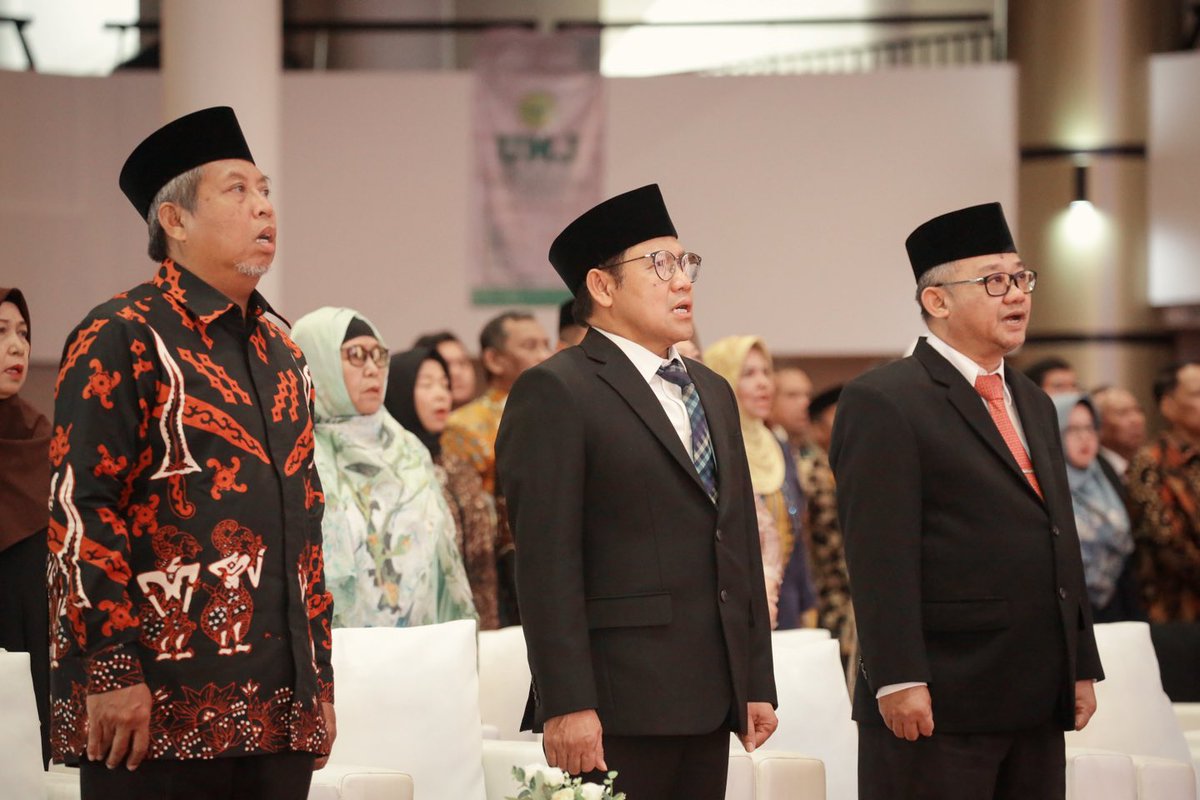 cakimiNOW's tweet photo. Guru Besar adalah capaian akademik tertinggi. Semua akademisi tentu mengidamkannya, termasuk saya, AMIN-kan yo lurr.. 😄

Pagi tadi sahabat saya, Prof. Dr. Ma’mun Murod M. Si (Rektor UMJ) dikukuhkan menjadi Guru Besar dalam bidang Ilmu Politik Fakultas Ilmu Sosial dan Ilmu Politik Universitas Muhammadiyah Jakarta.

Selamat dan sukses ya Prof.. Semoga berkah dan manfaat.