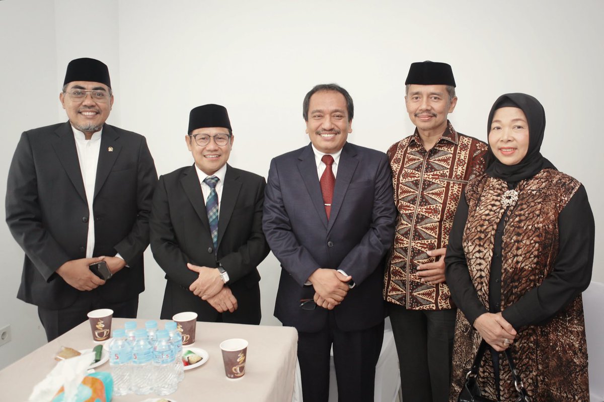 Guru Besar adalah capaian akademik tertinggi. Semua akademisi tentu mengidamkannya, termasuk saya, AMIN-kan yo lurr.. 😄

Pagi tadi sahabat saya, Prof. Dr. Ma’mun Murod M. Si (Rektor UMJ) dikukuhkan menjadi Guru Besar dalam bidang Ilmu Politik Fakultas Ilmu Sosial dan Ilmu