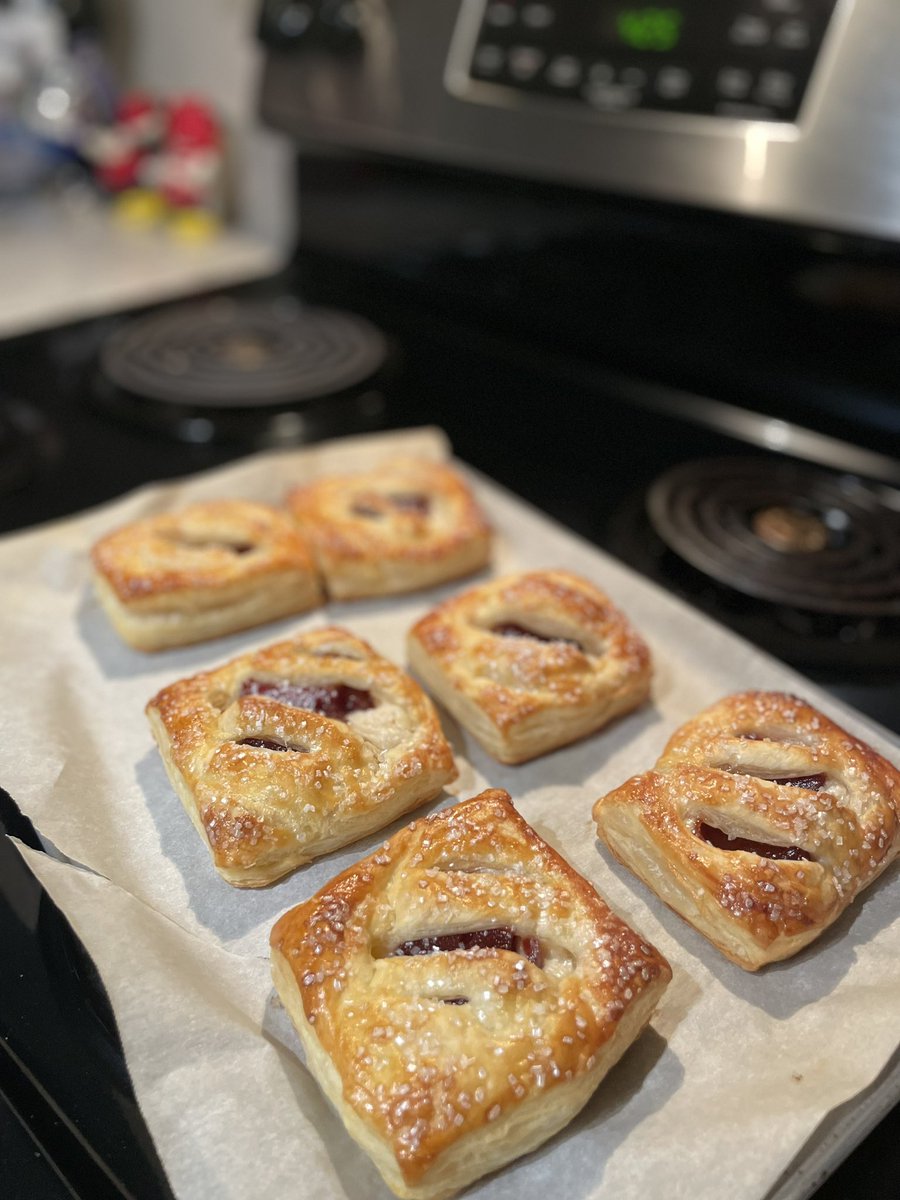ox_dess_'s tweet photo. Guava pastries 🙇🏻‍♀️🩷 https://t.co/ByO1ona8Re
