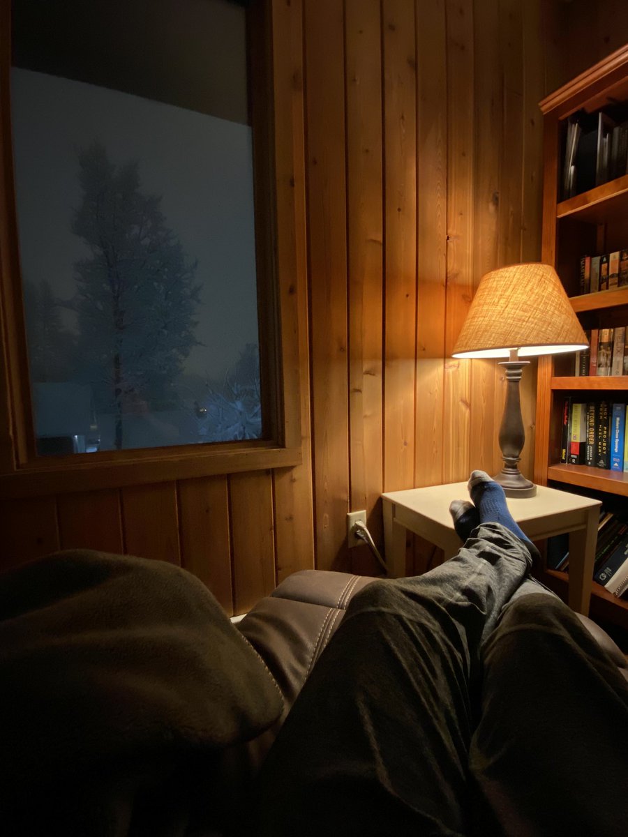 907afa's tweet image. Winter storm, grab a book