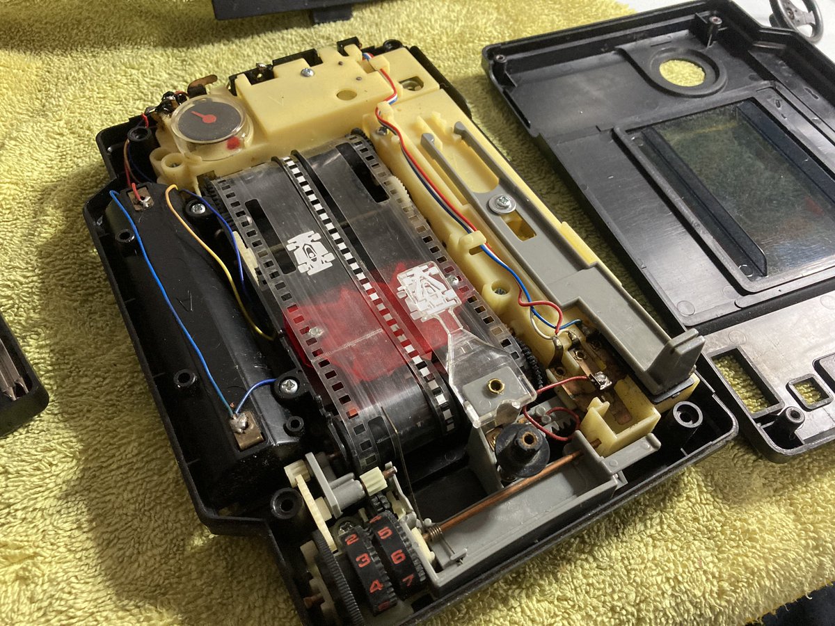 bitorquesta's tweet photo. Desvelado pero andando ๐ hoy me encontrรฉ con esta Digital Derby marca TOMY de 1978! Afortunadamente funcionando y solo necesitaba un poco de limpieza y mantenimiento; siempre quise una, pero mis papรกs no pudieron comprarla por lo caro que era. #vintagetoys #TOMY #DigitalDerby https://t.co/ox9Z3KWBMu