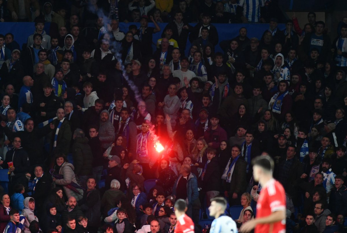 Vas un día a ver un partido de fútbol,  o vas a trabajar como nosotros,  y unos anormales te tiran una bengala encima.  Y luego lo vuelven a hacer... Triste