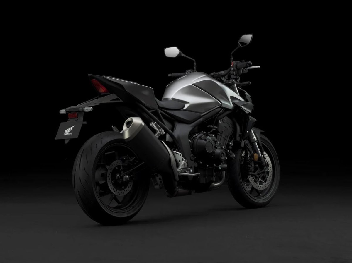 loilv123's tweet photo. Honda phát triển và mang tới cho khách hàng mẫu xe naked CB1000R dựa trên nền tảng của chiếc sportbike CBR1000RR, nhưng năm nay, phiên bản naked của dòng xe này bước sang một trang mới khi Honda có một thiết kế mới với tên gọi CB1000 Hornet.
#honda #newmotor https://t.co/4GKkOXiosb