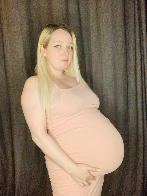 I love a good dress that shows off my pregnant body :) https://t.co/3DF3svPXTk<a href="/tag/pregnant"class="tags"><span>#pregnant</span></a><a href="/tag/pregnancy"class="tags"><span>#pregnancy</span></a><a href="/tag/pregnatnsfw"class="tags"><span>#pregnatnsfw</span></a>